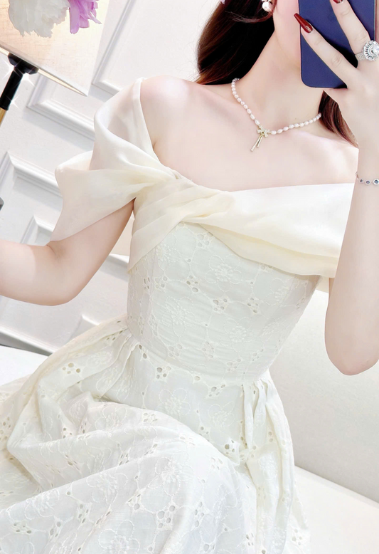 THANH THOÁT TỰA NÀNG THƠ - DS6184